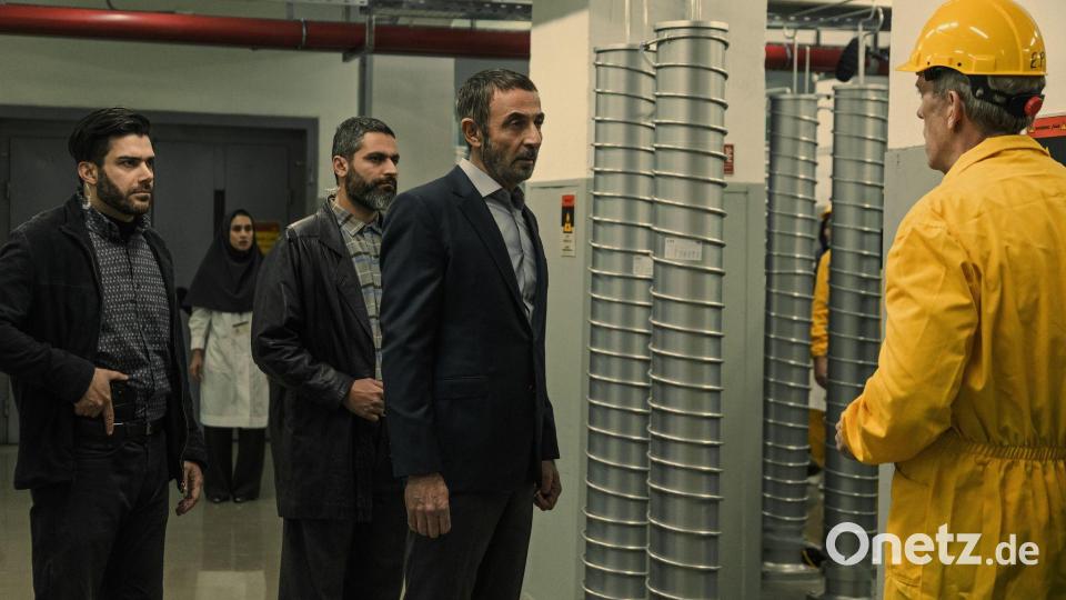 „Dr. House“-Star Hugh Laurie (r) spielt einen Atominspekteur. Bild: Domniki Mitropoulou/Apple TV/dpa