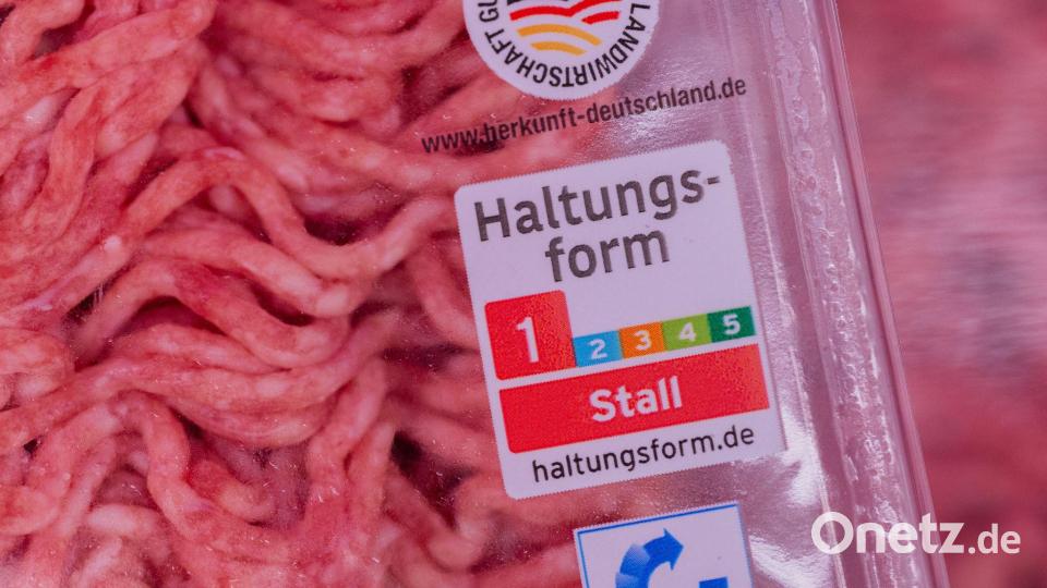 Der Anteil von Fleisch aus der untersten Haltungsstufe nimmt ab. (Archivbild) Bild: Rolf Vennenbernd/dpa