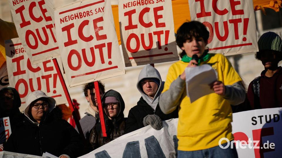 Demonstranten versammeln sich vor dem Minnesota State Capitol. Bild: John Locher/AP/dpa