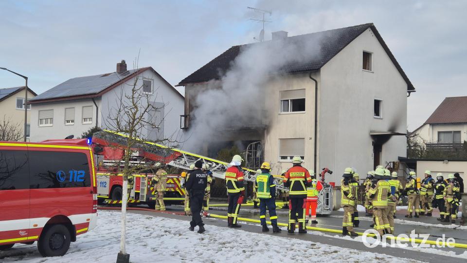 Dichter Rauch dringt aus diesem Haus in der Falkenauer Straße in Schwandorf, die Bewohner wurden evakuiert. Bild: Hösamer