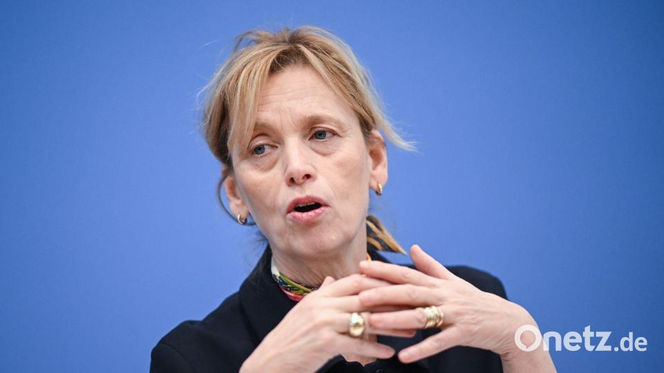 Ministerin Prien sieht das Internet auch als Mittel gegen Einsamkeit bei Älteren. Bild: Britta Pedersen/dpa