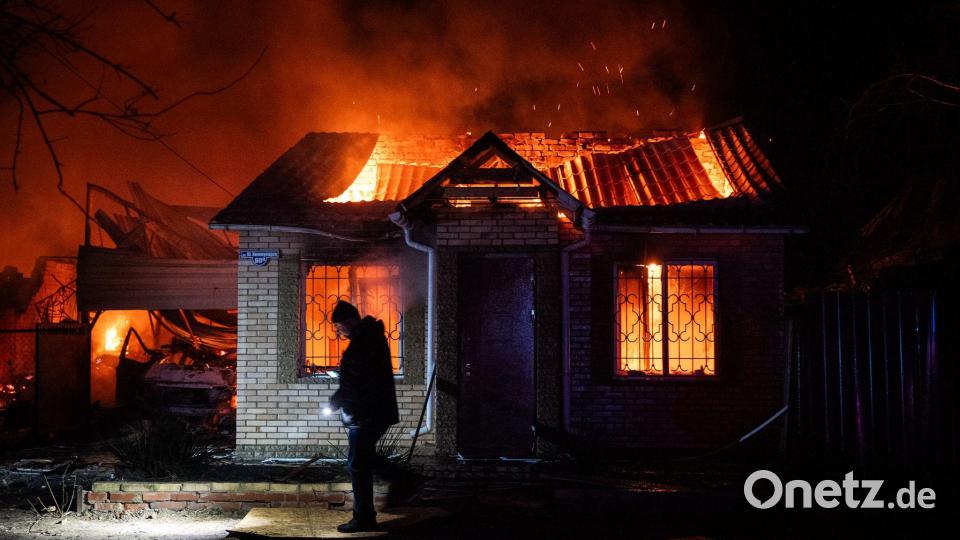 Ein Gebäude steht nach einem russischen Shahed-Drohnenangriff in Flammen. Bild: Tommaso Fumagalli/ZUMA Press Wire/dpa