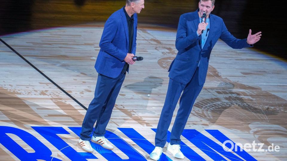 Schrempf (l) und Nowitzki sprachen zum Publikum. Bild: Soeren Stache/dpa