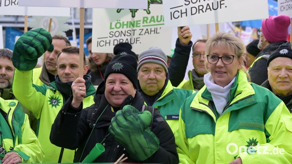 Beschäftigte verdeutlichen am Verhandlungsort ihre Forderungen. Bild: Michael Bahlo/dpa