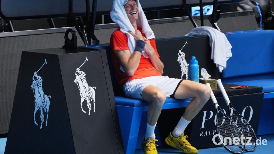 Jannik Sinner lacht während einer Trainingspause. Bild: Dita Alangkara/AP/dpa