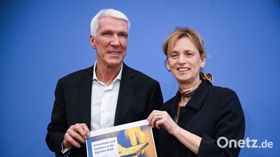 Bitkom-Chef Wintergerst und Seniorenministerin Prien stellten die Ergebnisse der Befragung „Seniorinnen und Senioren in der digitalen Welt“ vor. Bild: Britta Pedersen/dpa