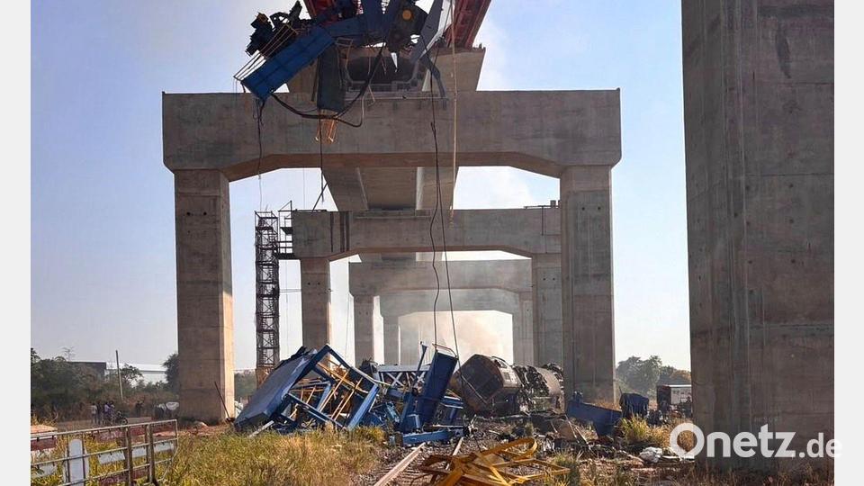 Der Passagierzug wurde von dem Kran voll erfasst. Bild: Uncredited/State Railway of Thailand/dpa