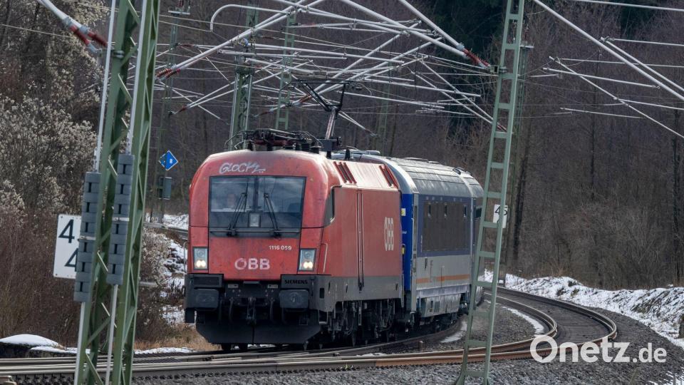 Mit dem Brenner-Basistunnel und dem Streckenausbau im Inntal Passagiere sollen es schneller nach Italien kommen Bild: Peter Kneffel/dpa