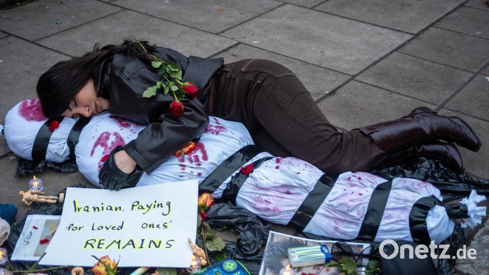 Ein Demonstrant liegt mit einem menschlichen Leichnam, der ein Opfer symbolisiert, auf dem Boden. Bild: Krisztian Elek/SOPA Images via ZUMA Press Wire/dpa