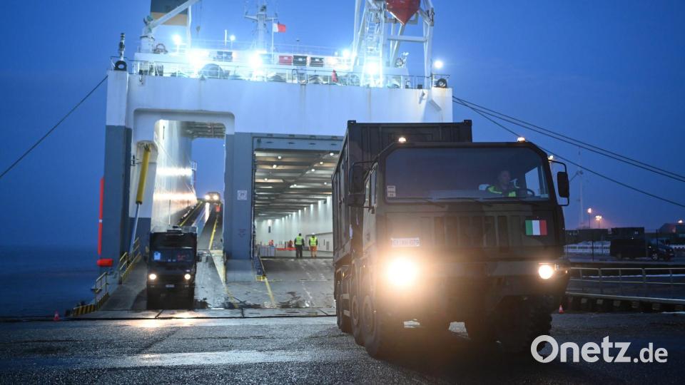 Erste Militärfahrzeuge sind in Emden angekommen. Bild: Lars Penning/dpa