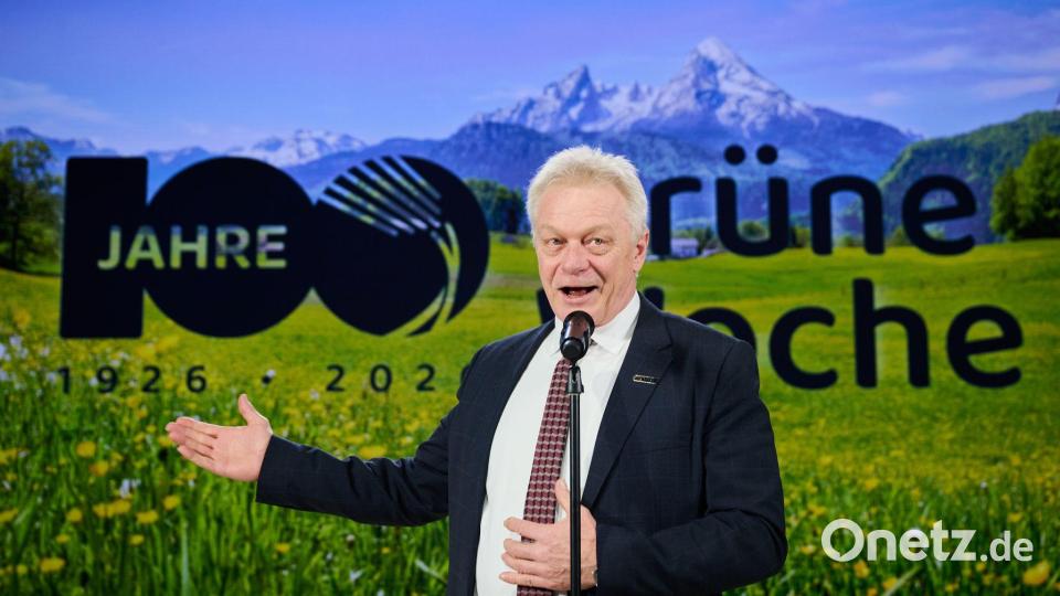 Minister Rainer will einfache Lösungen für die Kennzeichnung in Speisekarten. Bild: Annette Riedl/dpa