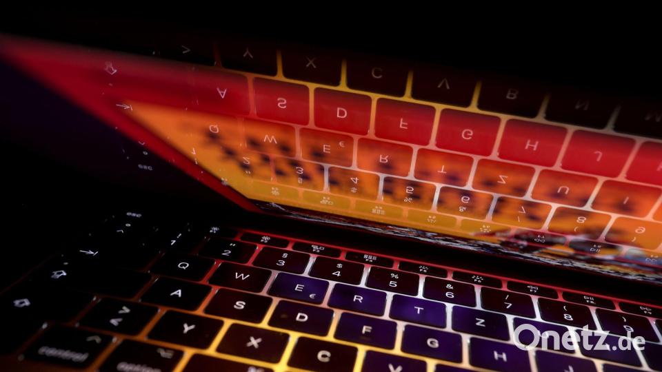 Laptop und Smartphone sind auch für viele Ältere selbstverständlich. (Symbolbild) Bild: Karl-Josef Hildenbrand/dpa