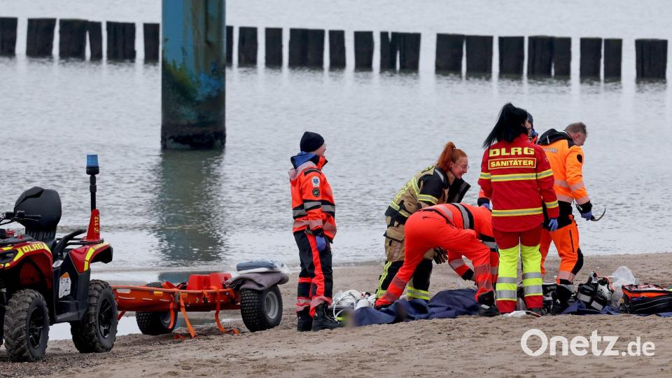 Rettungskräfte bargen einen Mann leblos aus der Ostsee vor Graal-Müritz. Bild: Bernd Wüstneck/dpa