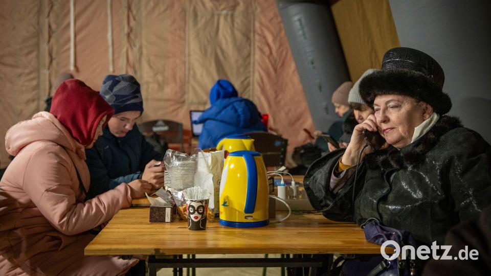 Aufwärmpunkte sollen den Ukrainern durch die schwere Zeit nach russischen Luftangriffen helfen. Bild: Danyil Bashakov/AP/dpa