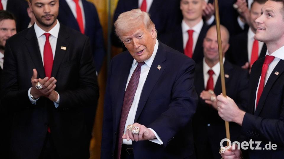 US-Präsident Donald Trump zeigt Ringe während einer Veranstaltung. Bild: Alex Brandon/AP/dpa