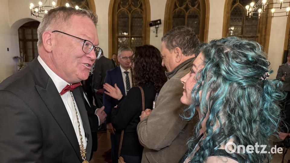 Oberbürgermeister Michael Cerny begrüßt Friseurin Nele Hempel zum Neujahrsempfang. Bild: Petra Hartl