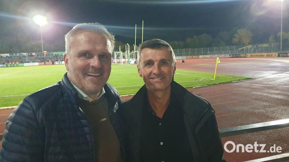 Didi Hamann (links/hier mit Michael Köllner beim Testspiel von 1860 München in Amberg): Hamann kommt am Wochenende nach Kümmersbruck. Bild: mr