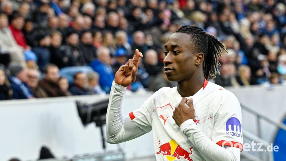 Yan Diomande zeigt seinen Manga-Torjubel. (Archivbild) Bild: Uwe Anspach/dpa