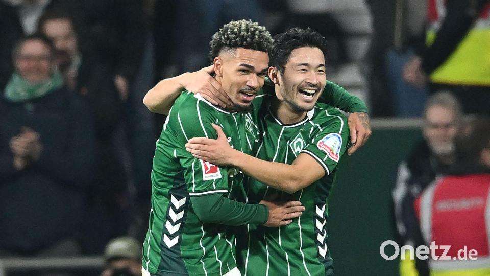 Der Torschütze und sein Vorlagengeber: Justin Njinmah (l) und Yukinari Sugawara vom SV Werder Bremen. Bild: --/dpa