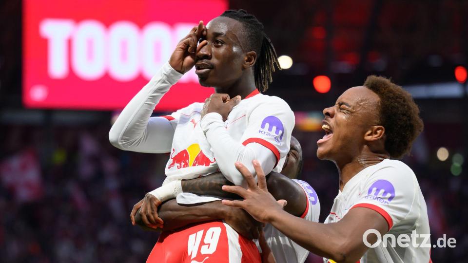 Starke Debüt-Saison in der Bundesliga: Yan Diomande (l) von RB Leipzig. (Archivbild) Bild: Hendrik Schmidt/dpa