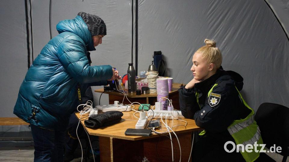 In „Punkten der Unbeugsamkeit“ können Ukrainer bei Stromausfällen ihre Mobiltelefone aufladen. Bild: Efrem Lukatsky/AP/dpa