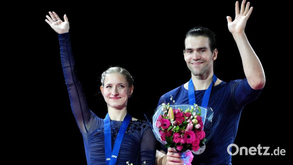 Die deutsche Minerva Fabienne Hase und Nikita Volodin mit ihren Silbermedaillen. Bild: Mike Egerton/PA Wire/dpa
