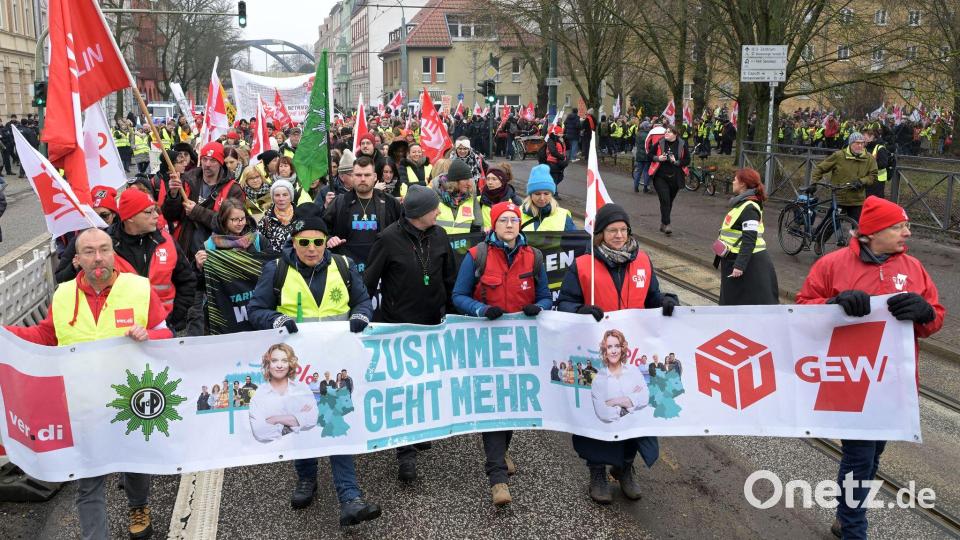 Mit Protesten begleiteten Beschäftigte die Verhandlungen in Potsdam. Bild: Michael Bahlo/dpa