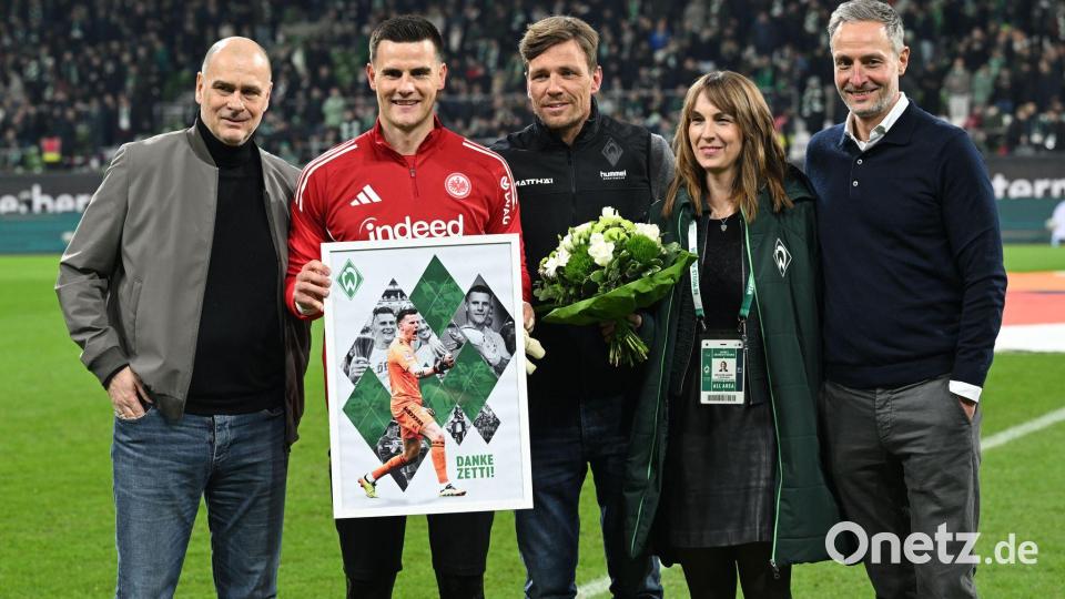 Vor dem Abpfiff wurde Werders-Ex-Torwart Michael Zetterer (2.v.l) verabschiedet. Bild: dpa