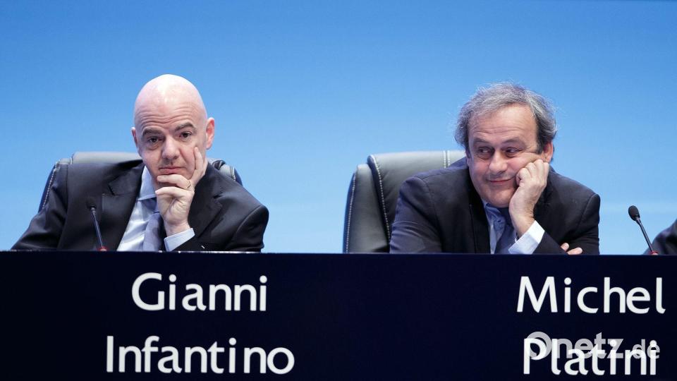 Bei der UEFA arbeiteten Michel Platini (r) als Präsident und Gianni Infantino als Generalsekretär lange zusammen. (Archivbild) Bild: Georg Hochmuth/APA/dpa