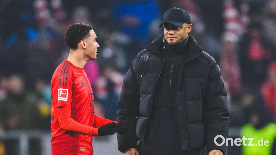 Bald darf er wieder spielen: Musiala (l) im Gespräch mit Trainer Kompany. (Archivbild) Bild: Tom Weller/dpa