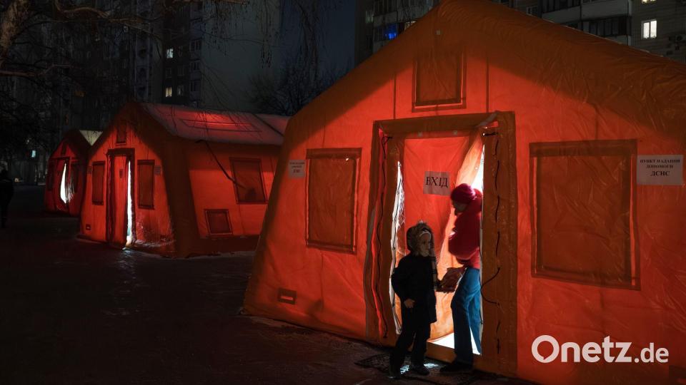 Zelte des ukrainischen Zivilschutzdienstes geben Menschen die Möglichkeit, sich nach russischen Angriffen aufzuwärmen, wenn die Heizungen ausgefallen sind. Bild: Vladyslav Musiienko/AP/dpa