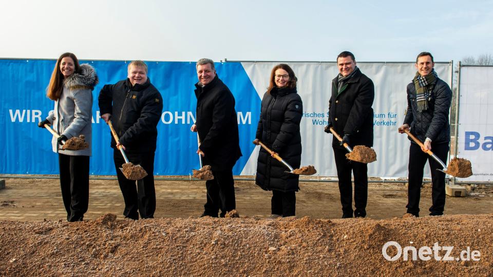 Kristina Frank (Baunova, von links), Bürgermeister Thomas Gesche, Bayerns Bauminister Christian Bernreiter, Claudia Donhauser (Gebr. Donhauser Bau), Landrat Thomas Ebeling und Fabian König (BayernHeim) beim symbolischen Spatenstich für 68 neue Wohnungen in Burglengenfeld. Bild: BayernHeim GmbH