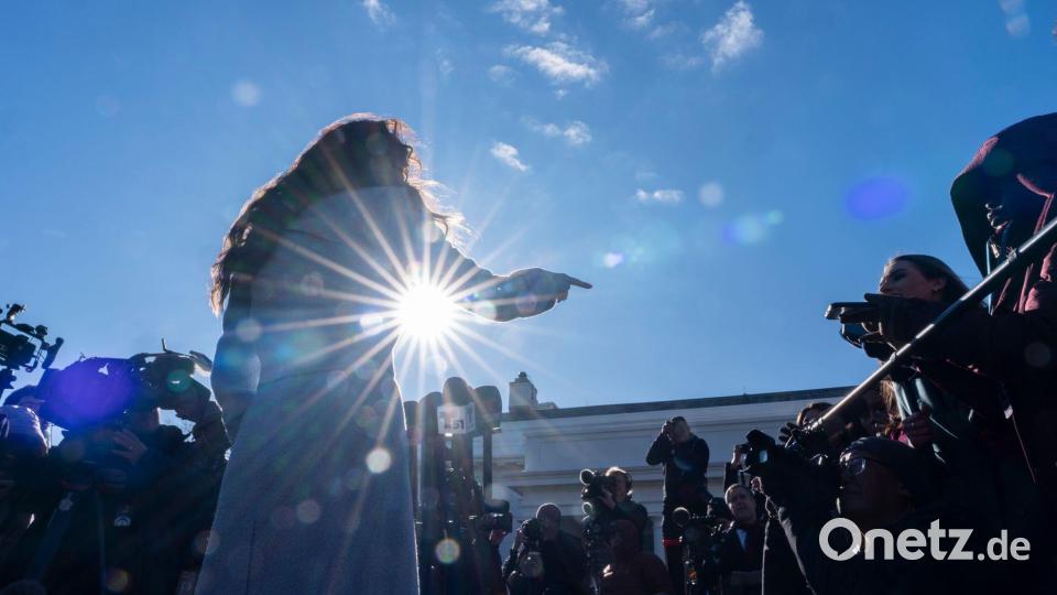 Heimatschutzministerin Kristi Noem spricht mit Reportern im Weißen Haus in Washington. Bild: Alex Brandon/AP/dpa