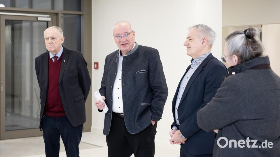 Bezirkstags-Vize Lothar Höher (von links), Bezirkstagspräsident Franz Löffler, Bezirksrat 
Roland Grillmeier und Medbo-Vorstand Dr. Helmut Hausner besuchten den Standort Weiden. Bild: Katharina Tenberge-Holzer, medbo KU