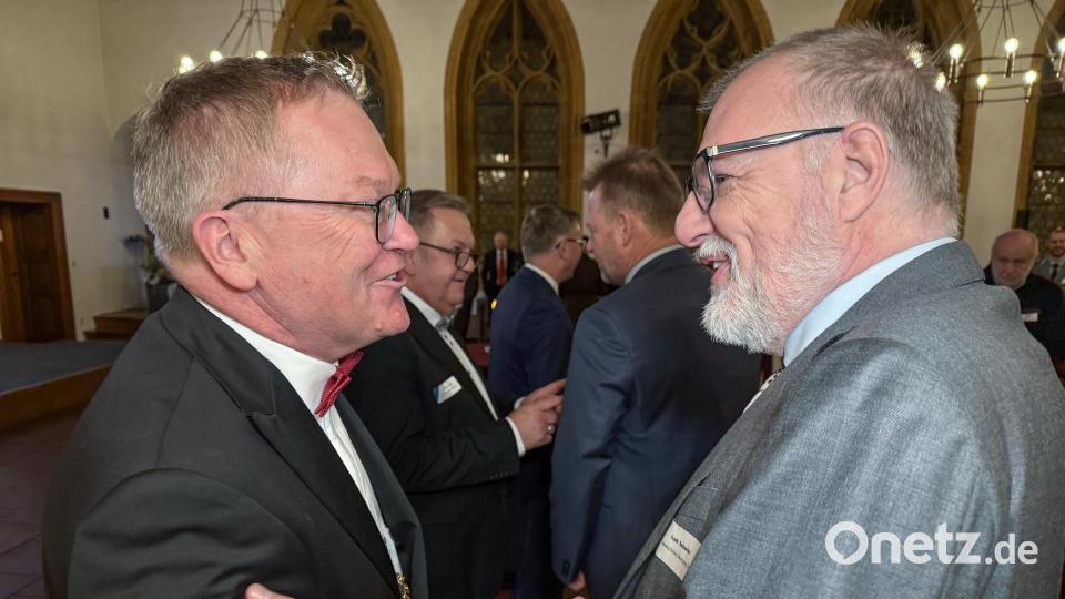 Michael Cerny und Stadtwerke-Chef Frank Backowies. Bild: Petra Hartl