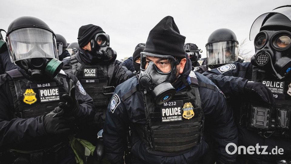 Eine Formation bildet sich, um Demonstranten zurückzudrängen. Bild: Dave Decker/ZUMA Press Wire/dpa