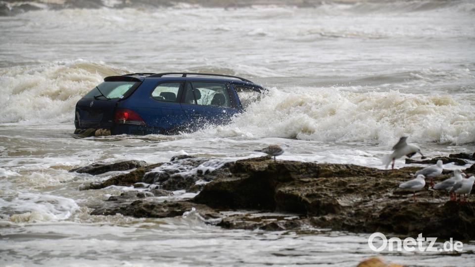 Wellen prallen gegen ein Fahrzeug, das nach einer Sturzflut in der Nähe des Wye River. Bild: Michael Currie/AAP/dpa