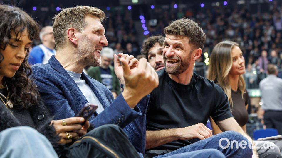 Der Promi-Faktor war gegeben: Dirk Nowitzki (l) und Thomas Müller am Spielfeldrand. Bild: Andreas Gora/dpa