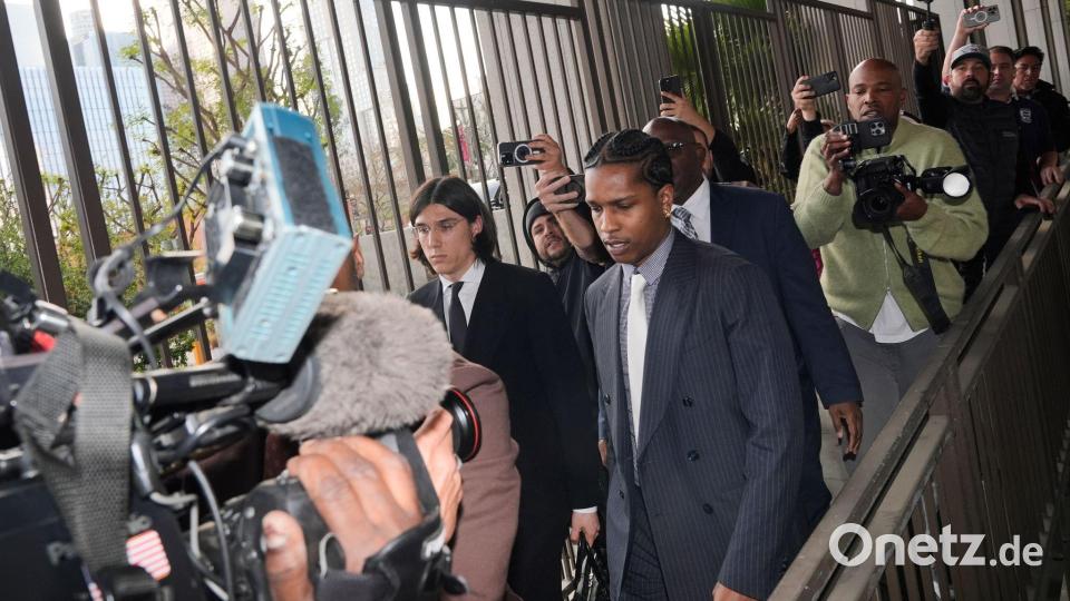 Zu den Gerichtsverhandlungen setzte sich Asap Rocky modisch in Szene. (Archivbild) Bild: Damian Dovarganes/AP/dpa