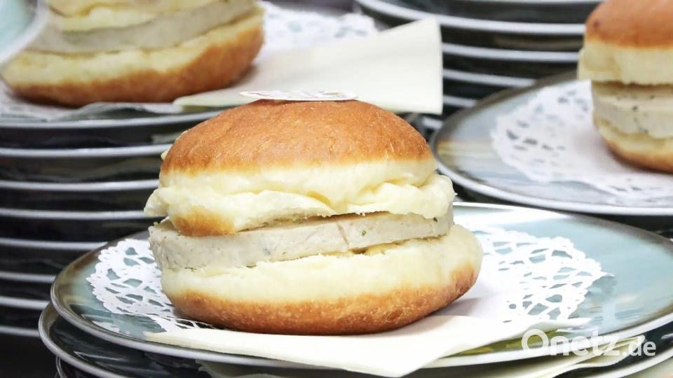 Münchens Wirtschaftsreferent sieht in dem Krapfen eine Art bayerischen Burger. Bild: -/München TV/dpa