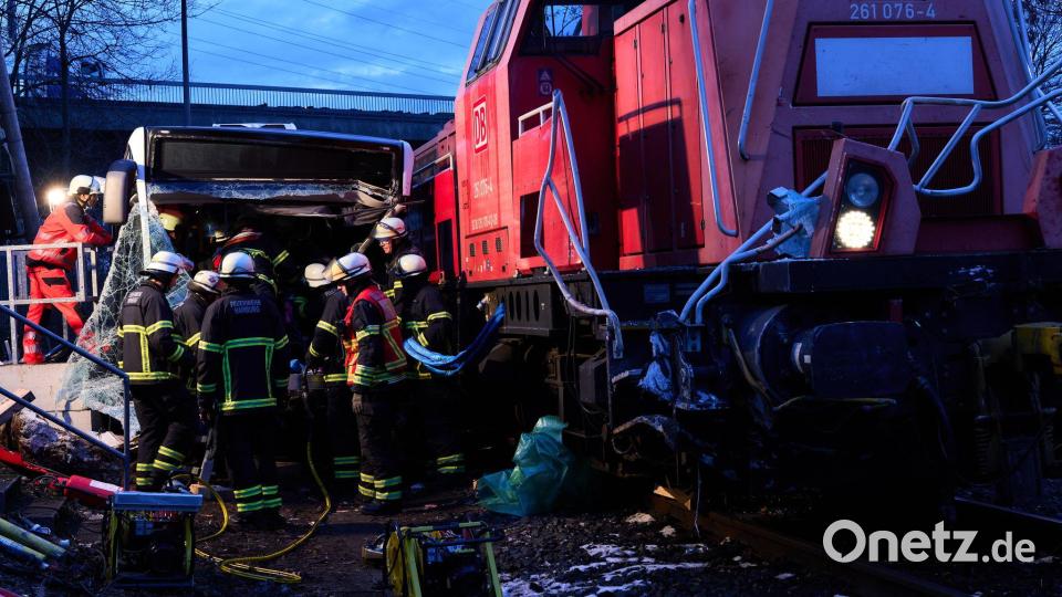 Retter kümmern sich um Verletzte. Bild: Marcus Golejewski/dpa