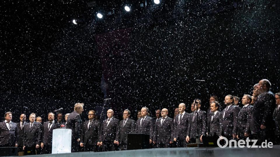 Der schreiende Männerchor singt auf der verschneiten Hauptbühne in Oulu. Bild: Eeva Riihelä/Lehtikuva/dpa