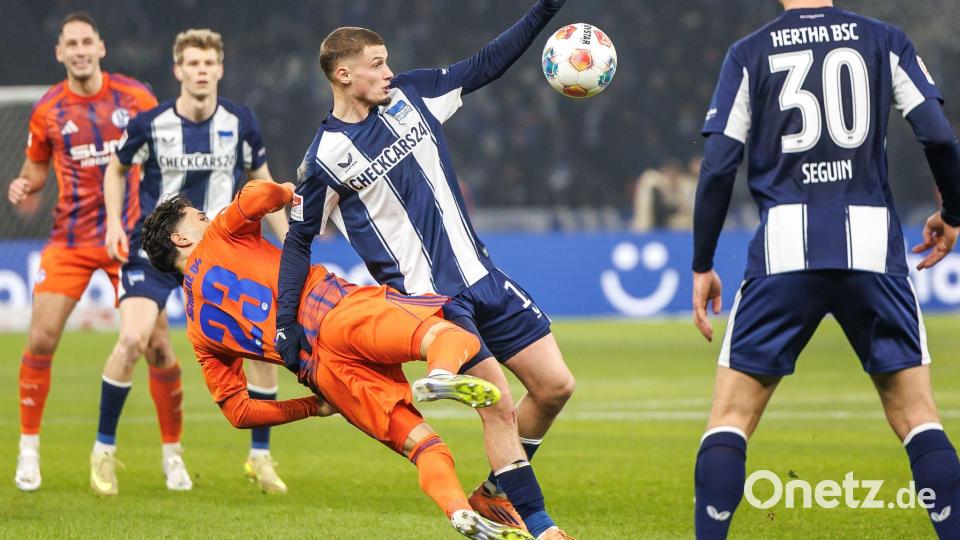 Herthas Michael Cuisance kämpft im Spiel gegen Schalke um den Ball. Bild: Andreas Gora/dpa