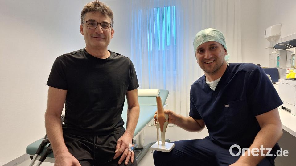 Maximilian Schenke, Facharzt für Orthopädie und Unfallchirurgie, (rechts) hat zum ersten Mal in Schwandorf ein neues Verfahren ausprobiert, das bei Arthrose im Knie für eine Regeneration des Knorpels sorgen soll und in Fachkreisen als Knie-OP-Revolution gehandelt wird. Mit Patient Markus Hofmann (links) ist er zuversichtlich, dass die Methode erfolgreich war. Bild: bl