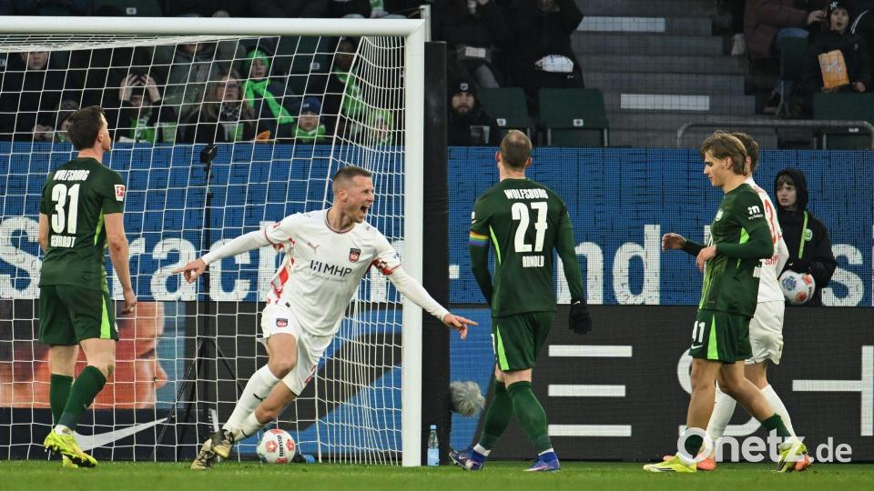Heidenheimer Jubel in Wolfsburg: Adrian Beck trifft zum 0:1. Bild: Swen Pförtner/dpa