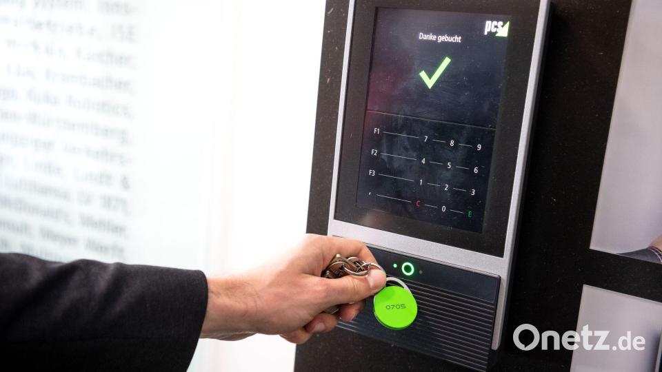 Wie hoch soll die tägliche Arbeitszeit liegen? Darum wird gerade wieder gestritten. (Symbolbild) Bild: Sina Schuldt/dpa