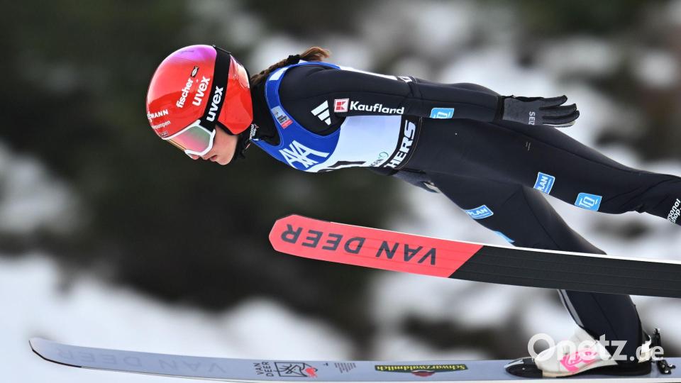Weltcup Nordische Kombination - Oberhof: Nathalie Armbruster aus Deutschland springt von der Schanze. Bild: Hendrik Schmidt/dpa
