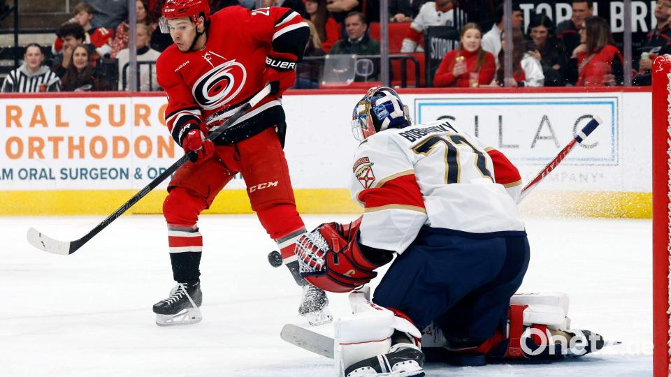 Die Carolina Hurricanes haben mit NHL-Champion Florida Panthers leichtes Spiel. Bild: Karl B DeBlaker/AP/dpa