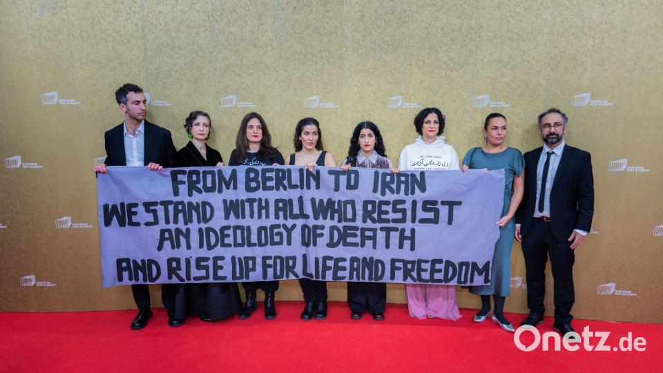 Filmschaffende mit iranischen Wurzeln zeigen ihre Solidarität. Bild: Christoph Soeder/dpa