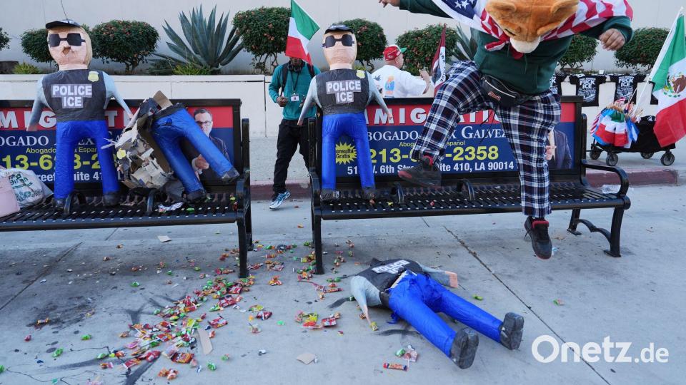 Ein Demonstrant zerschlägt eine Piñata in Form eines ICE-Agenten. Bild: Jae C. Hong/AP/dpa